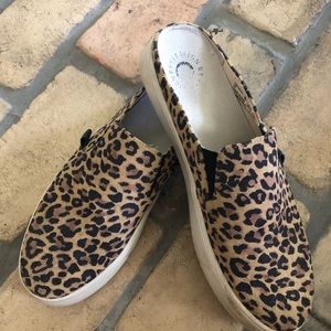 REVITALIGN SUEDE LEOPARD SLIDE SNEAKER